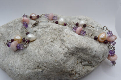 Rosa opal, pärlor, ametist, granat och topas i ett silverhalsband.